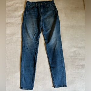 NWOT American Eagle curvy fit high waisted medium wash denim skinny  jean size 4